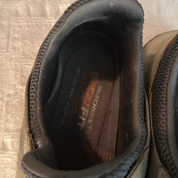 Skechers classic fit air cooled with memory foam. Size 10.5 US - Picture 6 of 7